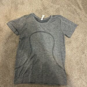 Women’s lululemon skate grey size 6 swiftly relaxed top waist length